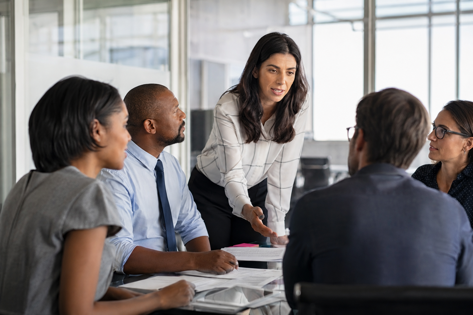 Líder facilitando una conversación con su equipo