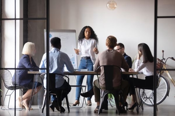 Liderazgo en tiempos de cambio: competencias que sostienen a los equipos